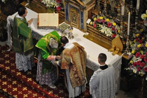 Un nouveau sous-diacre baise l&rsquo;autel et reçoit la paix du Pontife